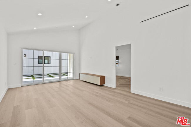 Building Photo - 847 Huntley Dr