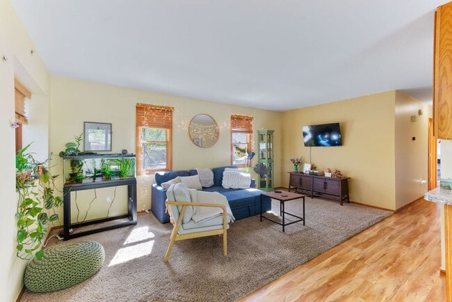 Building Photo - Classic 3 Bedroom 2 Bathroom in Fort Collins Ranch in an Incredible Location!
