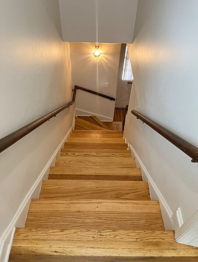 Building Photo - Beautifully updated midtown charmer!