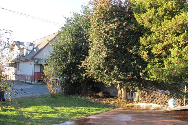 Building Photo - 2 Bedroom House in Burlington