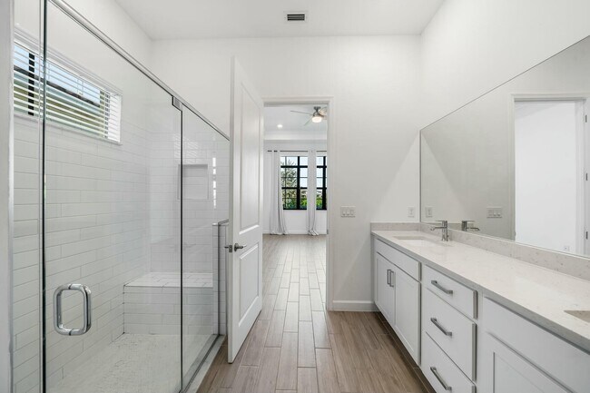 Building Photo - 601 SE Fascino Cir