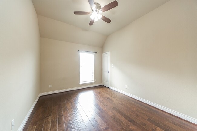 Building Photo - 27106 Cross Pointe Ct