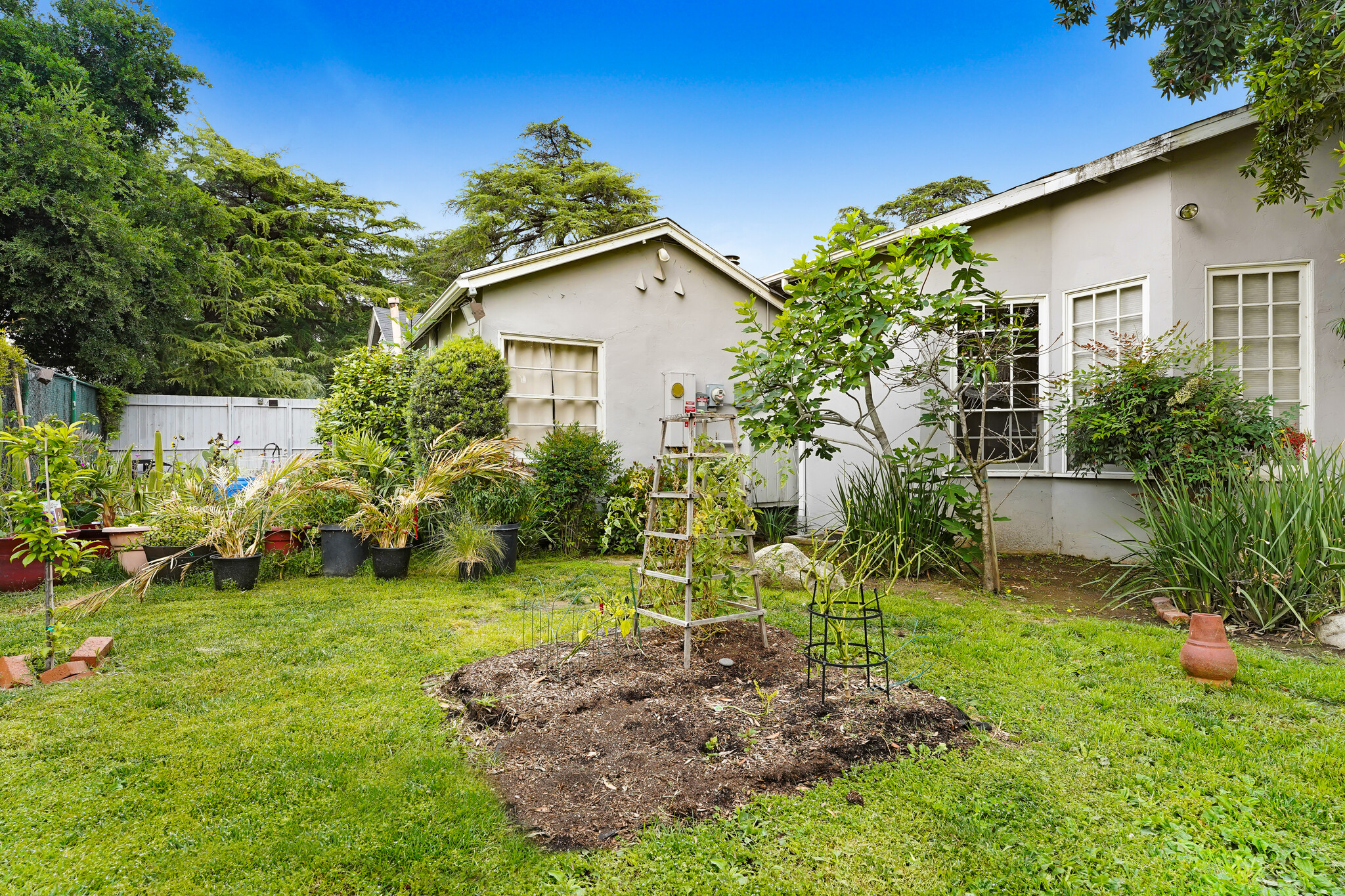 Garden - 10915 White Oak Ave