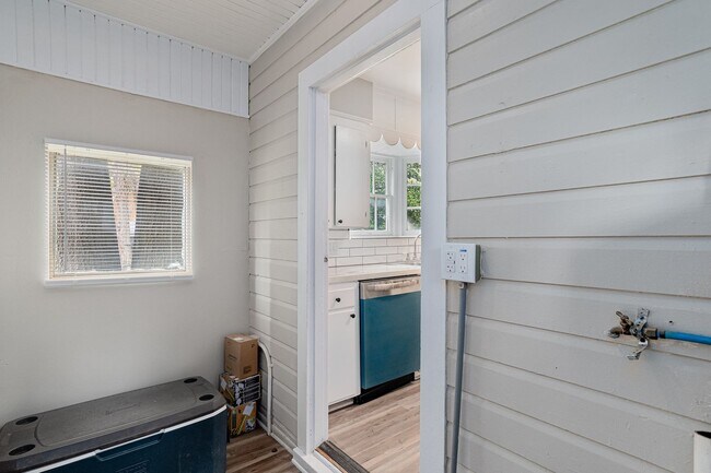 Building Photo - Highland Fully Remodeled 2 Bedroom Home