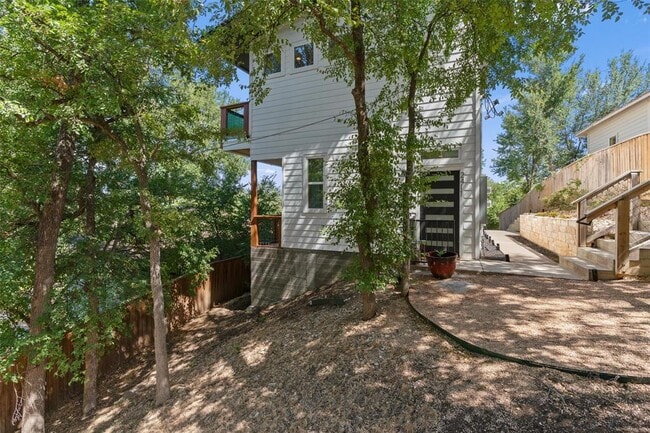 Building Photo - 2411 E 11th St