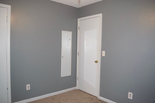 Building Photo - Great 3 Bed 2 Bath House!