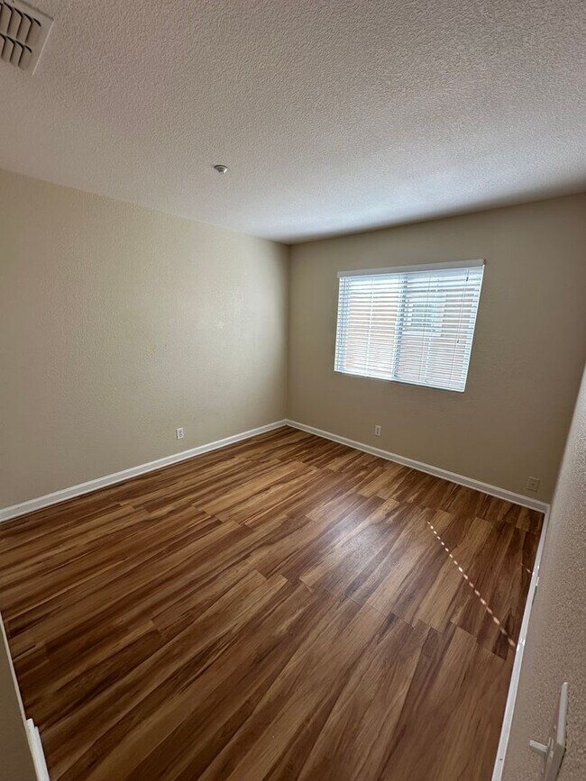 Building Photo - 3 Bed 2.5 Bath Single Family Home In Brentwood