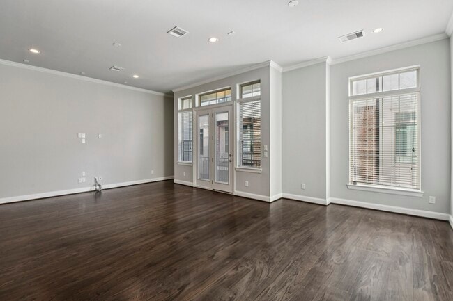 Building Photo - 1040 W 26th St