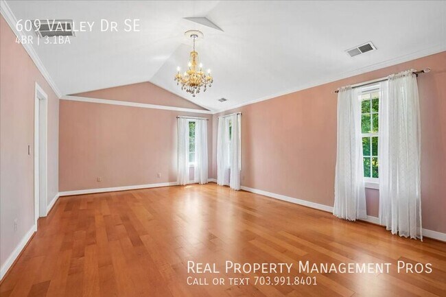 Building Photo - 609 Valley Dr SE
