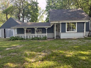 Building Photo - 4 Bedroom Home on an ACRE of land