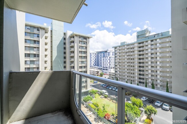 Building Photo - $2400 / 2 BD, 1 BA, 1 parking Condo in Hon...