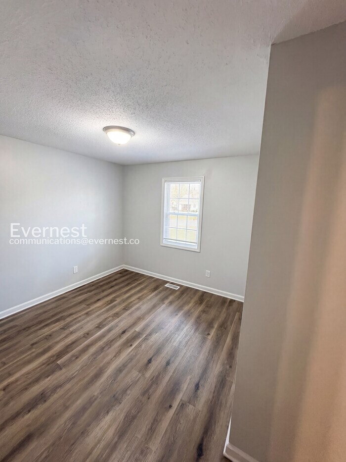 Building Photo - 711 W Creek Cir