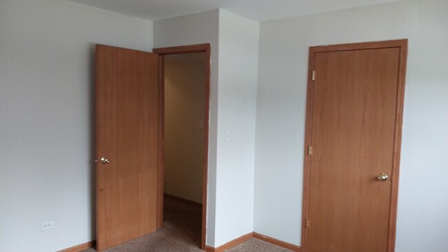 Building Photo - 5420 Hillside Dr W