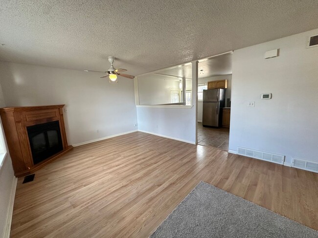 Building Photo - Recently Updated 3 Bedroom 2 Bath Home - A...