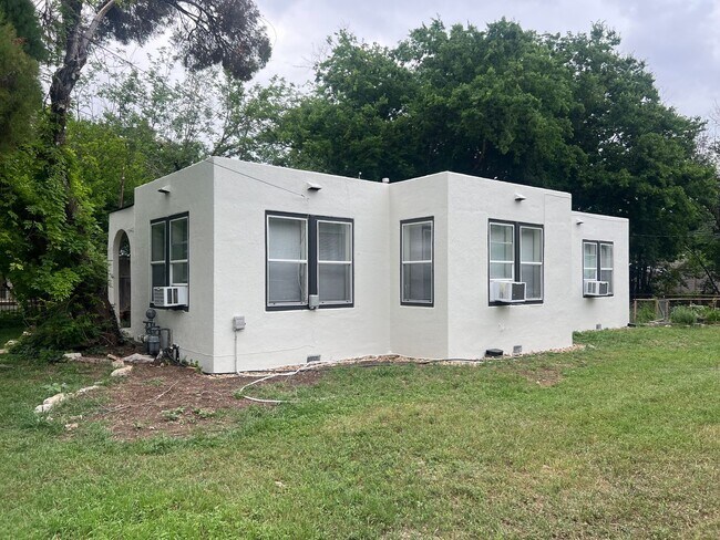 Building Photo - Ave G-5009