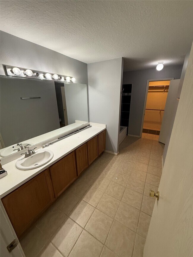 Building Photo - 4814 Russet Trail Ct