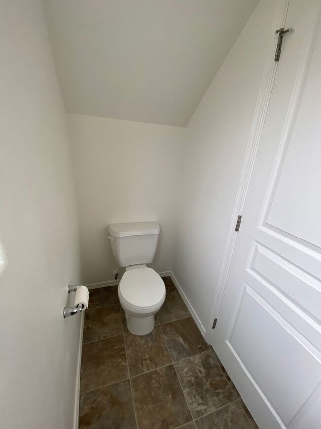 Building Photo - Beautiful 3 bed/2.5 bath with open floorplan!