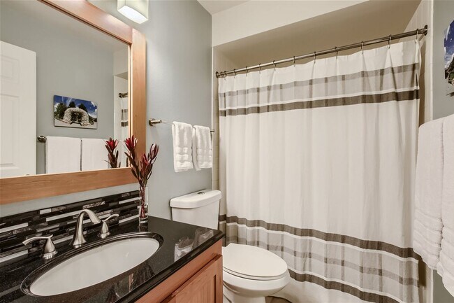 Building Photo - Updated 2 Bed 2 Bath Hunter Creek Condo W/Community Pool
