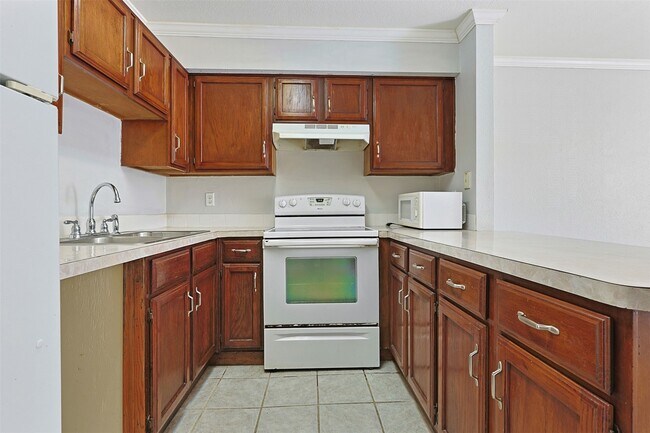 Building Photo - 3900 Woodchase Dr