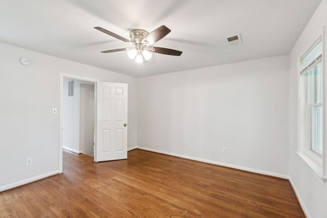 Building Photo - Wonderful, 4 level Arlington Brick townhome!