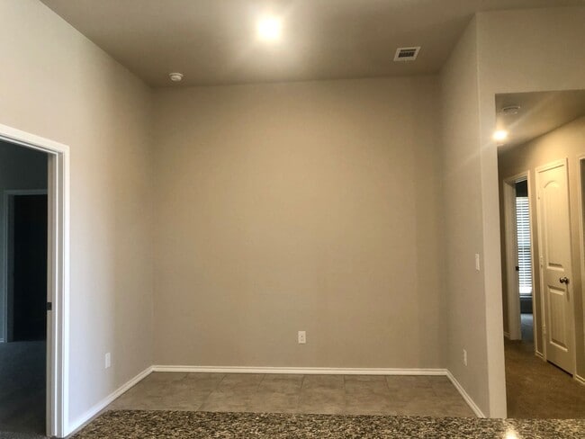 Building Photo - Spacious House