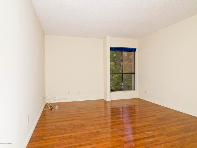 Building Photo - 898 Temple Terrace