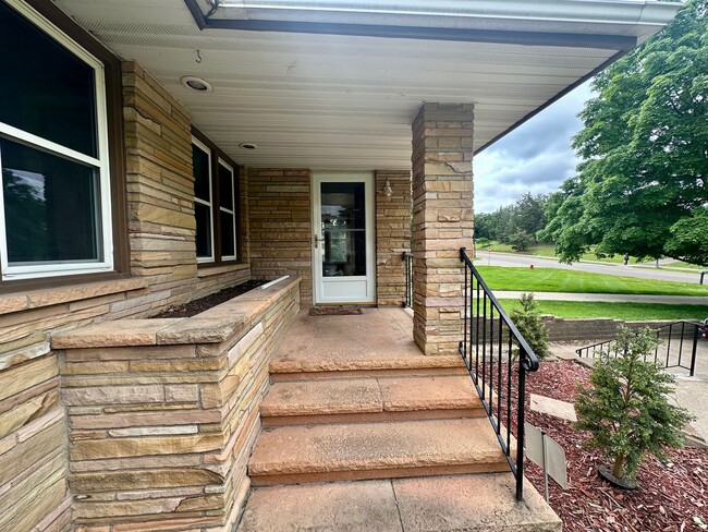 Building Photo - Beautiful Single Family Home Across from L...