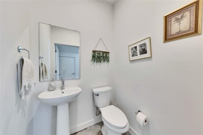 Building Photo - 814 N Bluff Dr