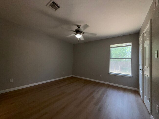 Building Photo - Ginder Properties2 (2906 Kestrel Dr)