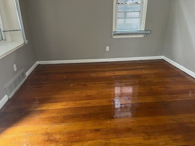 Building Photo - Lovely updated 3 bedroom house