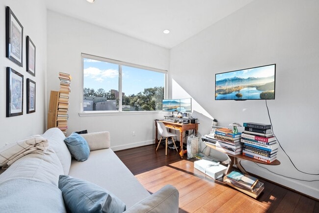 Building Photo - 3302 Lake St