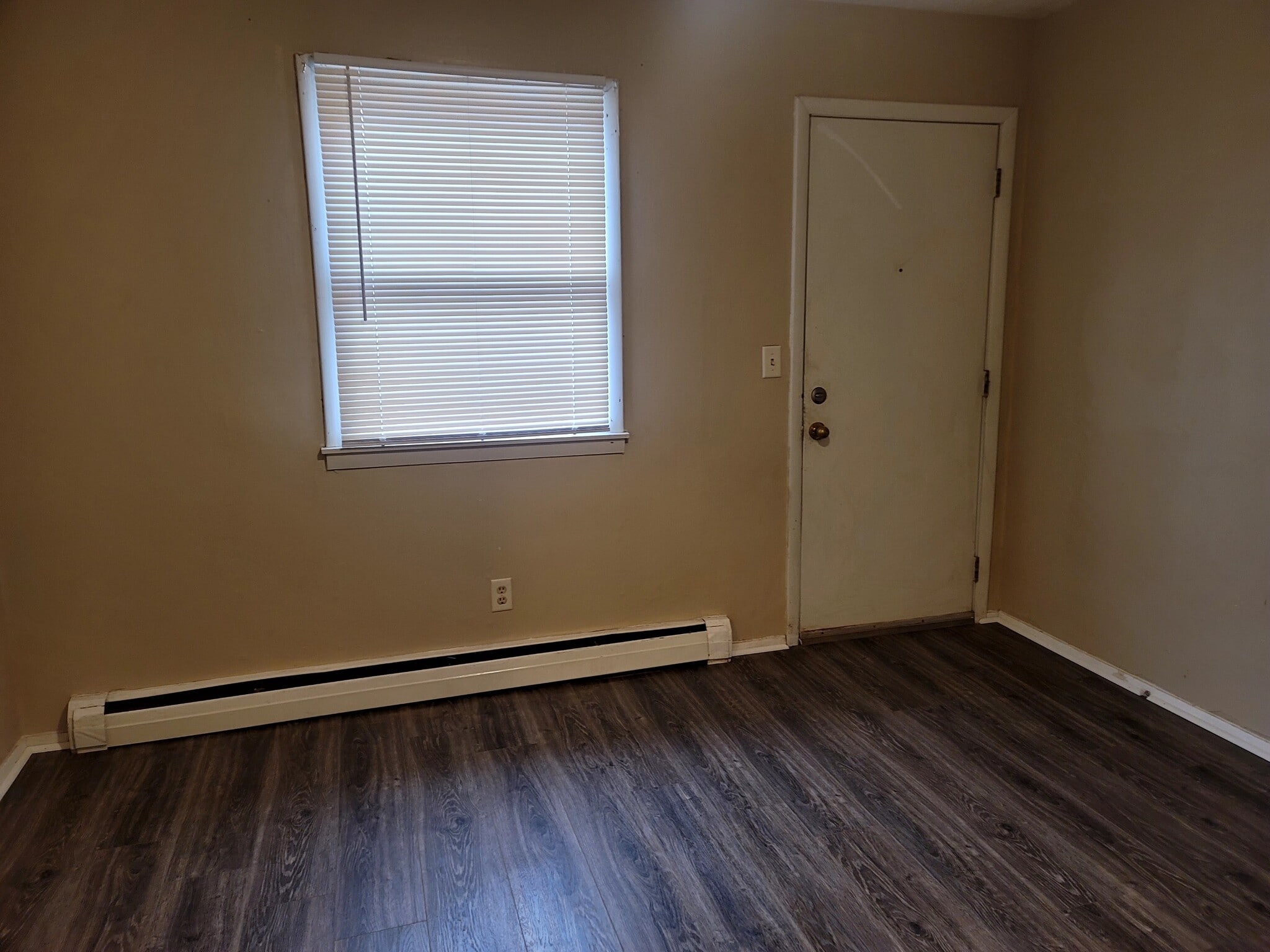 Entry - 105 College Park Ct