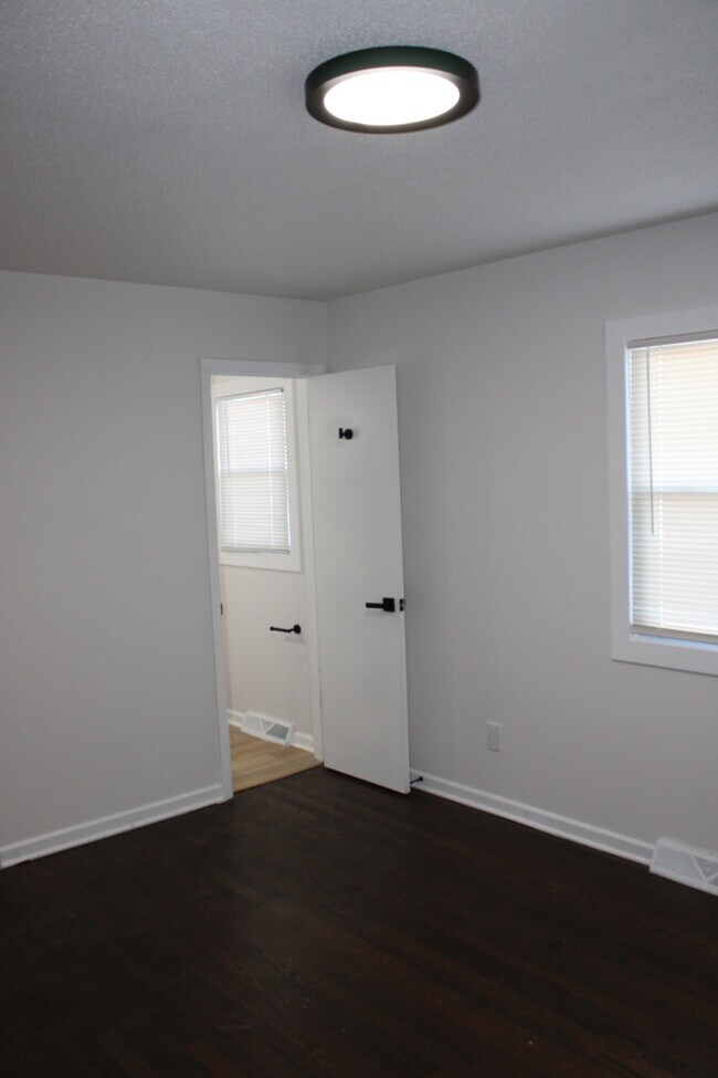 Building Photo - Beautiful 4-bedroom, 3 full baths home located in Independence, MO