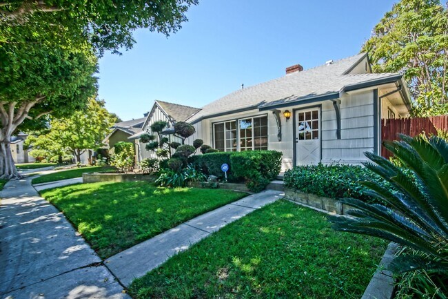 Primary Photo - Incredibly Charming & Bright 3BR2BA Home w...