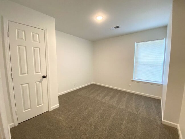 Building Photo - 4 bedroom, 2 bathroom in Southaven recentl...