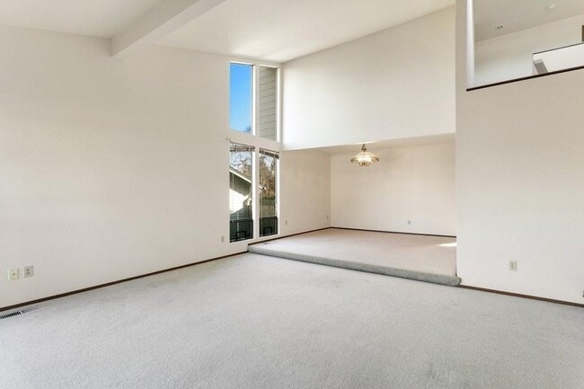 Building Photo - 4 bedroom in Bellevue WA 98008