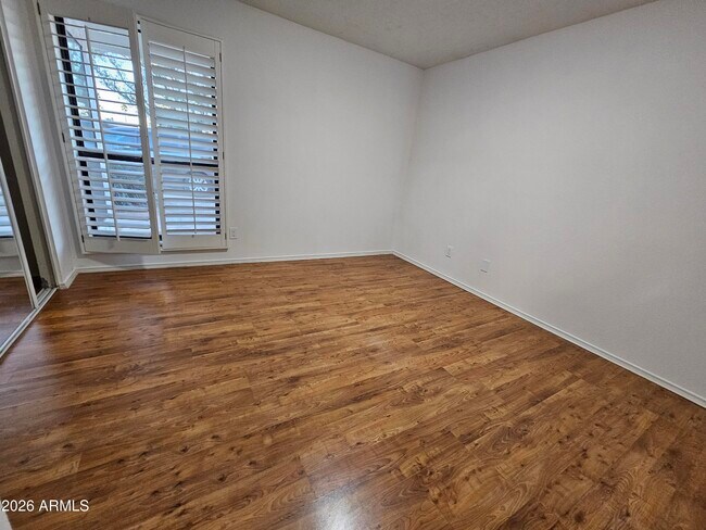 Building Photo - 4929 E Sunnyside Dr