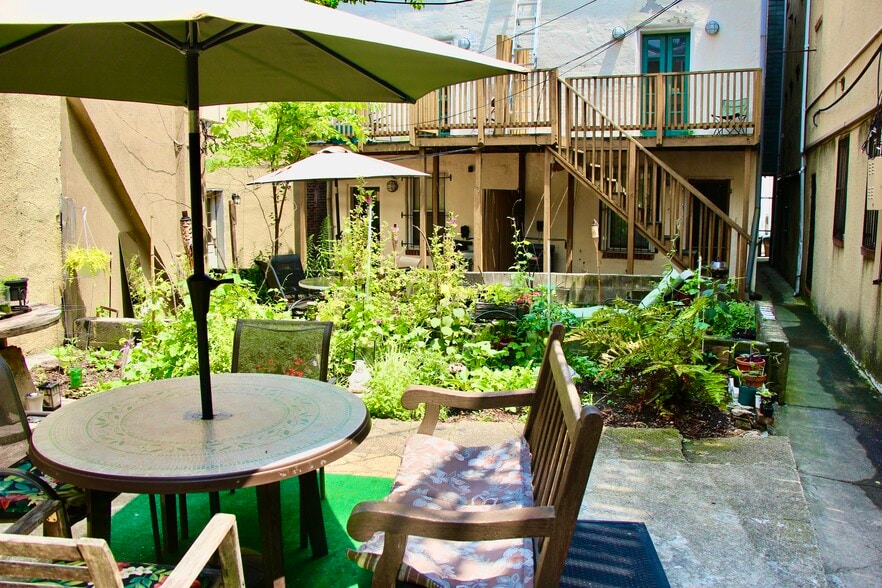 Courtyard garden - 516 Saint Paul St