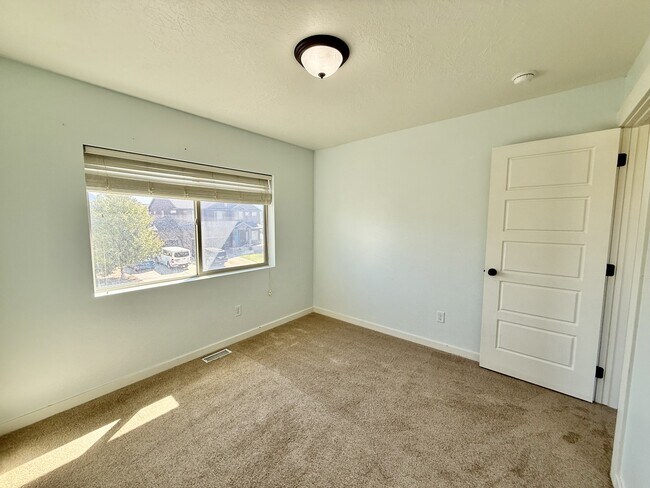 Building Photo - 722 S Willow Park Dr