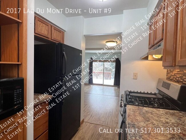 Building Photo - Lovely 2-BDR 2.5-BTH Condo on the Golf Cou...