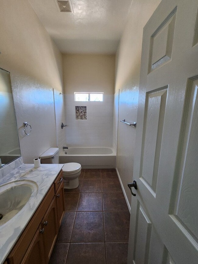 Building Photo - large home in douglas with guest house 1050 Rochine Rd