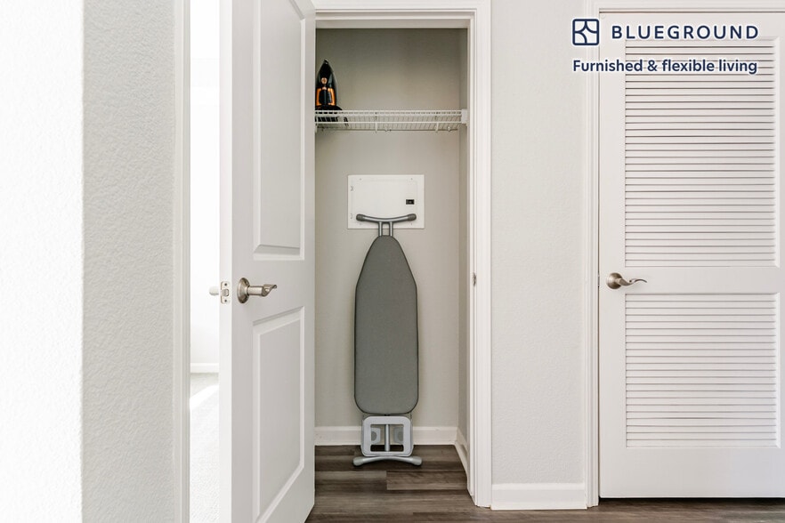 Building Photo - 5684 Bay St