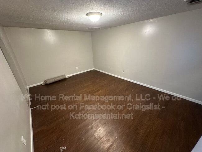 Building Photo - 5029 NE 56th Pl