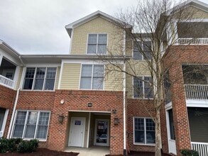 Building Photo - Charming 1-Bedroom Home in Secure Cary Location with Modern Finishes!