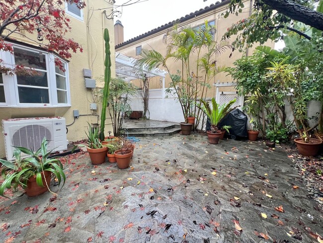 Building Photo - Charming Two Story Home in Belmont Shore near 2nd Street