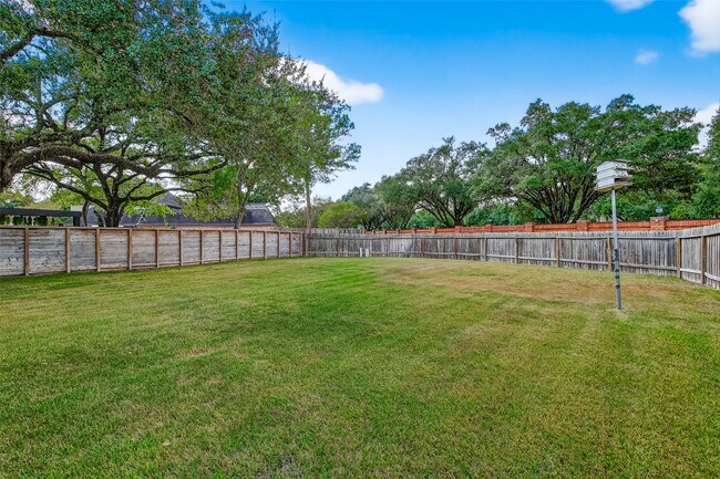 Building Photo - 818 Silvergate Dr