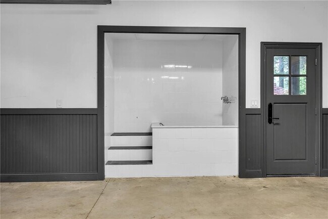 Building Photo - 425 Broadland Rd NW