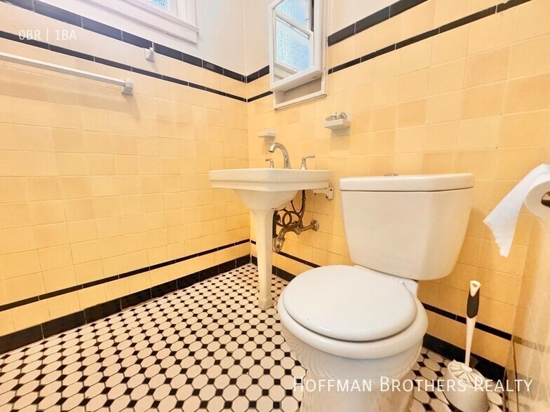 Building Photo - 608 S Dunsmuir Ave