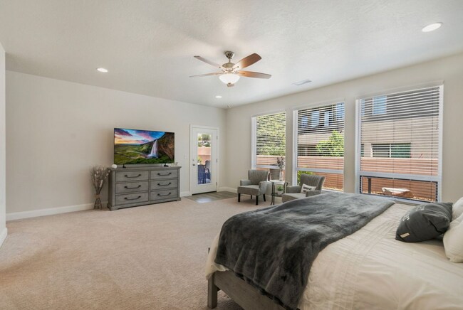 Building Photo - Luxurous 4 Bedroom Golf Course Home