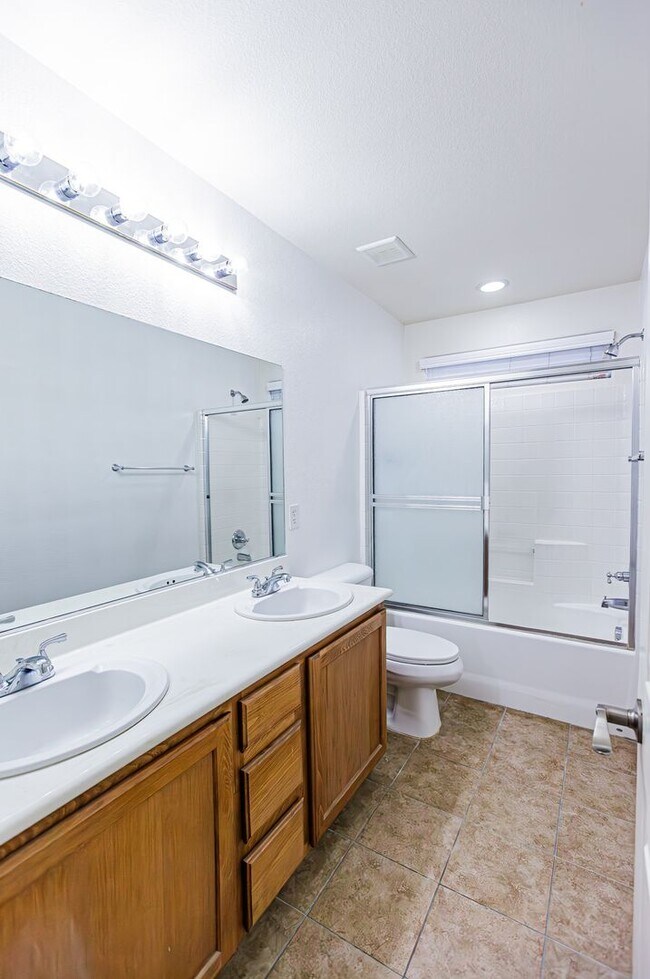 Building Photo - Beautiful 2 story Home